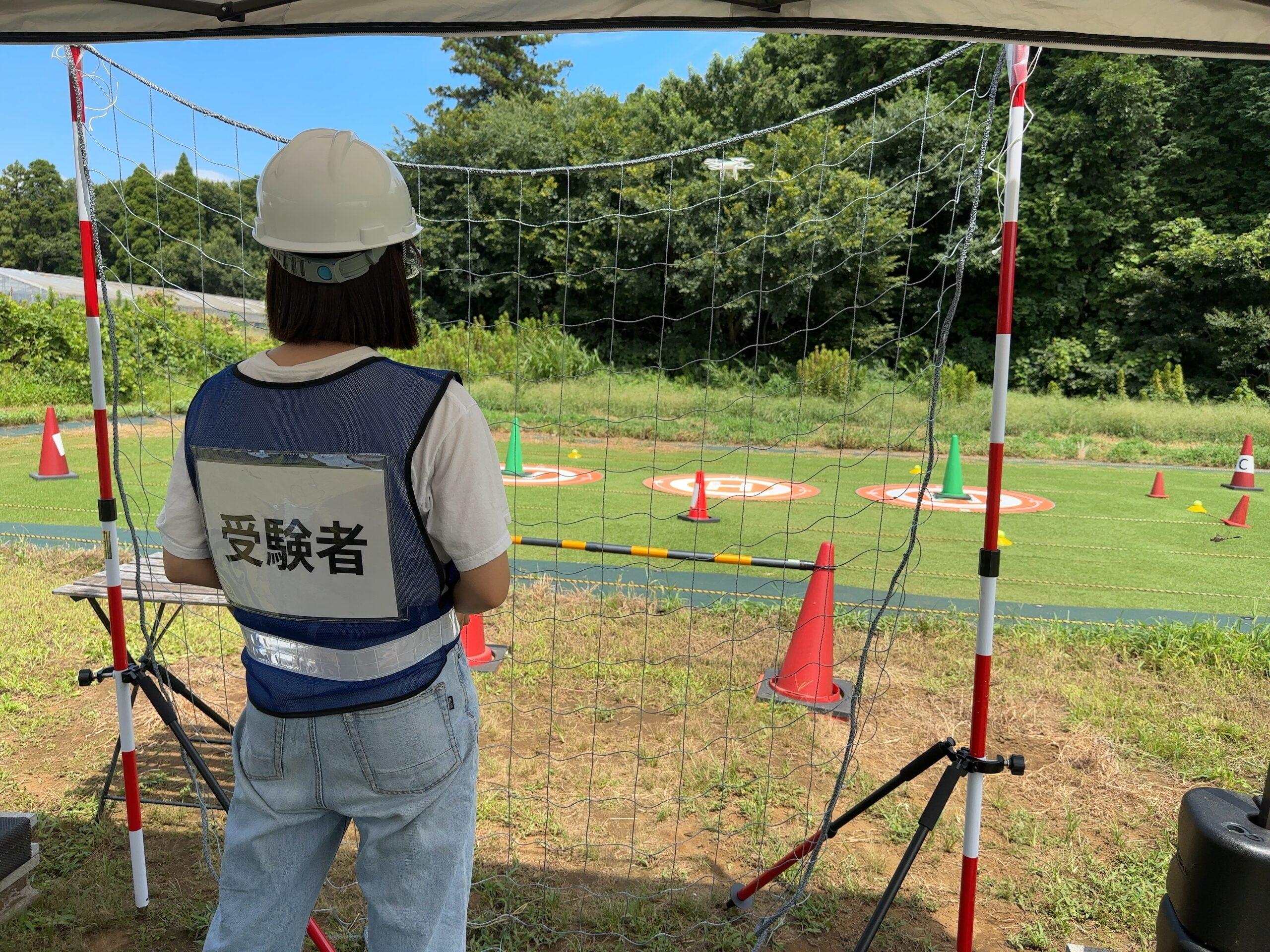 無料体験会でドローンを操縦する様子