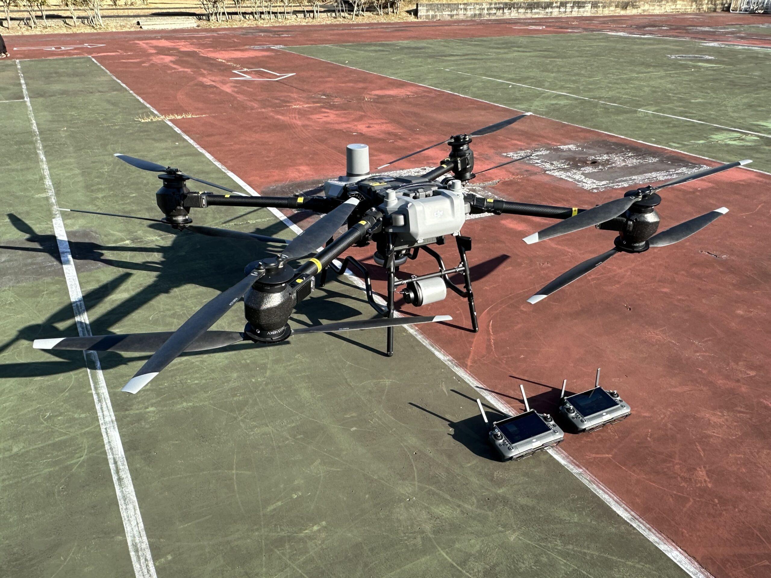 物流ドローンDJI FlyCart 30の機体と送信機