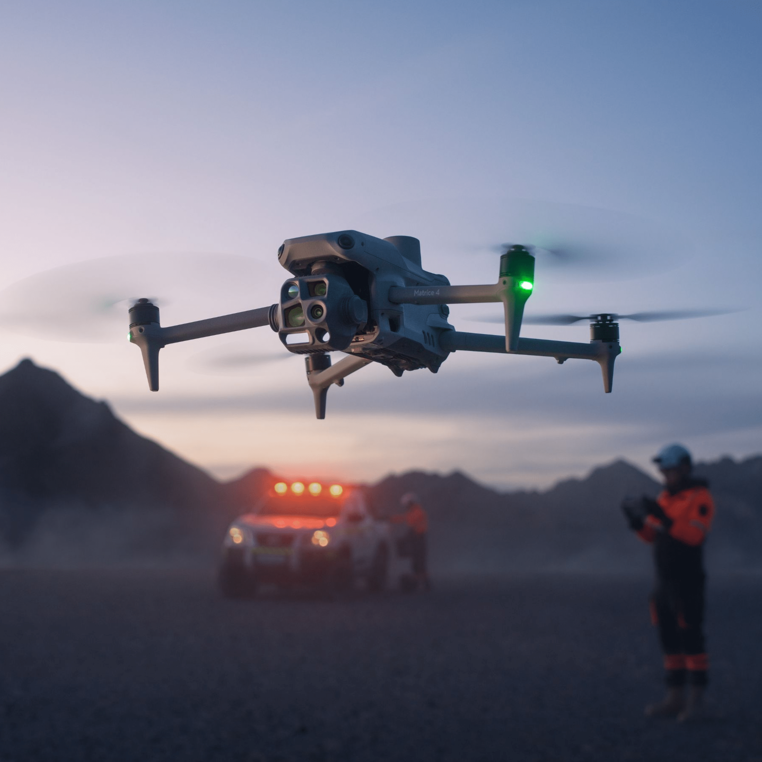 夕暮れの現場を飛行するDJI Matrice 4シリーズ